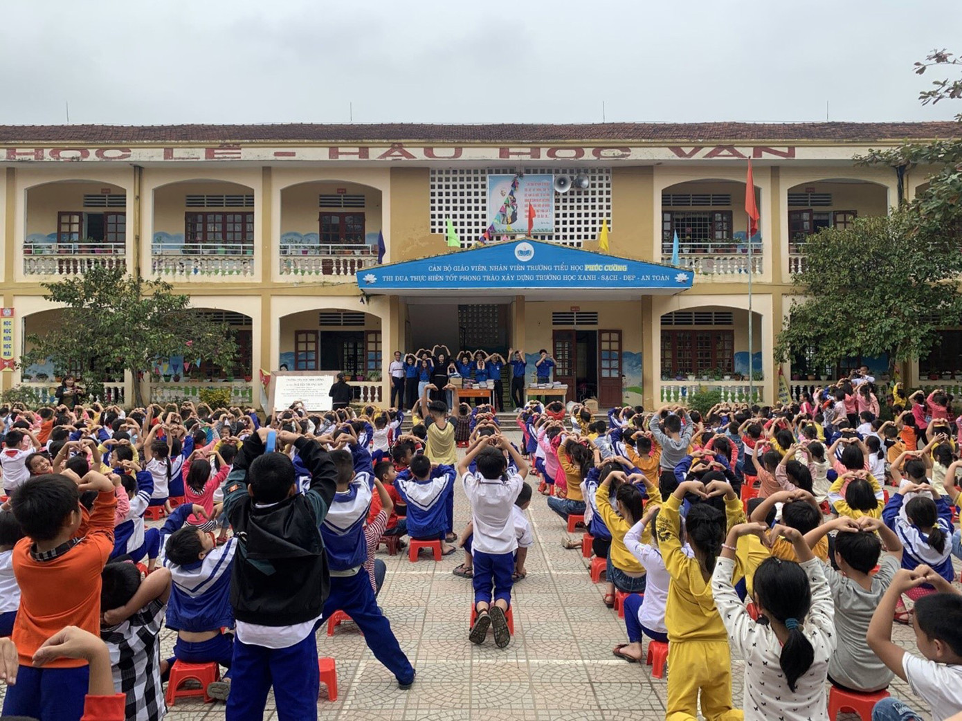 Khi quê hương Nghệ Tĩnh xảy ra lũ lụt, Hội đã kêu gọi lương thực, thực phẩm chỉ trong hai ngày và sau đó di chuyển về Nam Đàn (Nghệ An). “Đợt đó do gấp rút nên chuyến đi chỉ diễn ra trong 1 ngày 1 đêm. Mặc dù trên đường đi suốt đêm 2-3 người ngồi chung 1 ghế, vô cùng lo lắng cho quê nhà, sáng hôm sau về với người dân, các bạn ai nấy quên hết mệt mỏi”, Hương chia sẻ. Trong ảnh: Chương trình “Hướng về miền Trung năm 2020” do Đội Sinh viên tình nguyện Đồng hương Nghệ Tĩnh tổ chức.