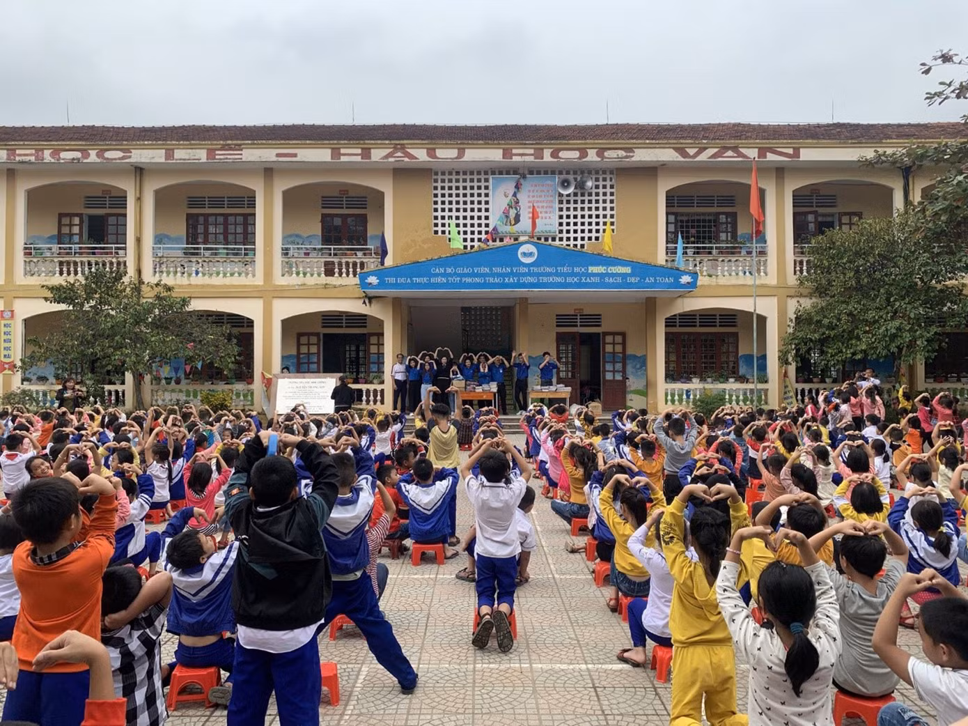 Khi quê hương Nghệ Tĩnh xảy ra lũ lụt, Hội đã kêu gọi lương thực, thực phẩm chỉ trong hai ngày và sau đó di chuyển về Nam Đàn (Nghệ An). “Đợt đó do gấp rút nên chuyến đi chỉ diễn ra trong 1 ngày 1 đêm. Mặc dù trên đường đi suốt đêm 2-3 người ngồi chung 1 ghế, vô cùng lo lắng cho quê nhà, sáng hôm sau về với người dân, các bạn ai nấy quên hết mệt mỏi”, Hương chia sẻ. Trong ảnh: Chương trình “Hướng về miền Trung năm 2020” do Đội Sinh viên tình nguyện Đồng hương Nghệ Tĩnh tổ chức. Khi quê hương Nghệ Tĩnh xảy ra lũ lụt, Hội đã kêu gọi lương thực, thực phẩm chỉ trong hai ngày và sau đó di chuyển về Nam Đàn (Nghệ An). “Đợt đó do gấp rút nên chuyến đi chỉ diễn ra trong 1 ngày 1 đêm. Mặc dù trên đường đi suốt đêm 2-3 người ngồi chung 1 ghế, vô cùng lo lắng cho quê nhà, sáng hôm sau về với người dân, các bạn ai nấy quên hết mệt mỏi”, Hương chia sẻ. Trong ảnh: Chương trình “Hướng về miền Trung năm 2020” do Đội Sinh viên tình nguyện Đồng hương Nghệ Tĩnh tổ chức.