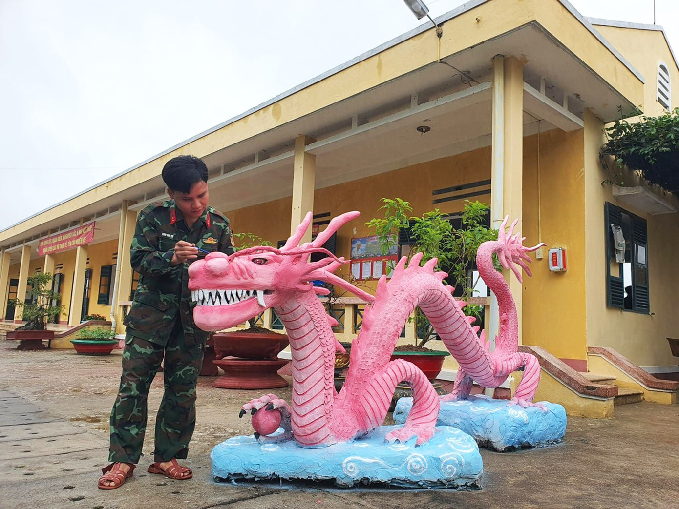 Theo Trung sĩ Cao Quang Long Vũ, tổ trưởng tổ thi công: Đắp rồng khó nhất là giai đoạn tạo khung sắt, bởi nếu không tạo được khung hình có tỷ lệ, kích thước phù hợp thì khi đắp xi măng, trang trí sẽ không đẹp. Đồng thời vừa phải biết sáng tạo ra các chi tiết nhỏ để thổi hồn vào linh vật. Ảnh: Ngọc Tú