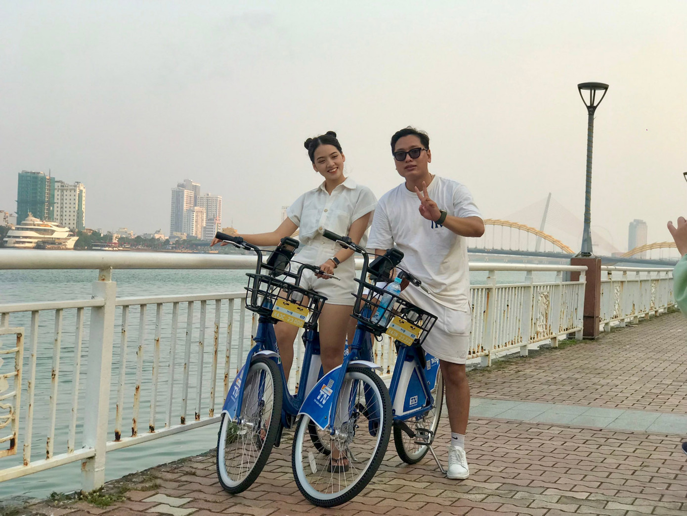 TikToker “Tuấn đi đâu” cũng chọn xe đạp công cộng dạo bên bờ sông Hàn cùng bạn gái. Ảnh: Phượng – Nhung