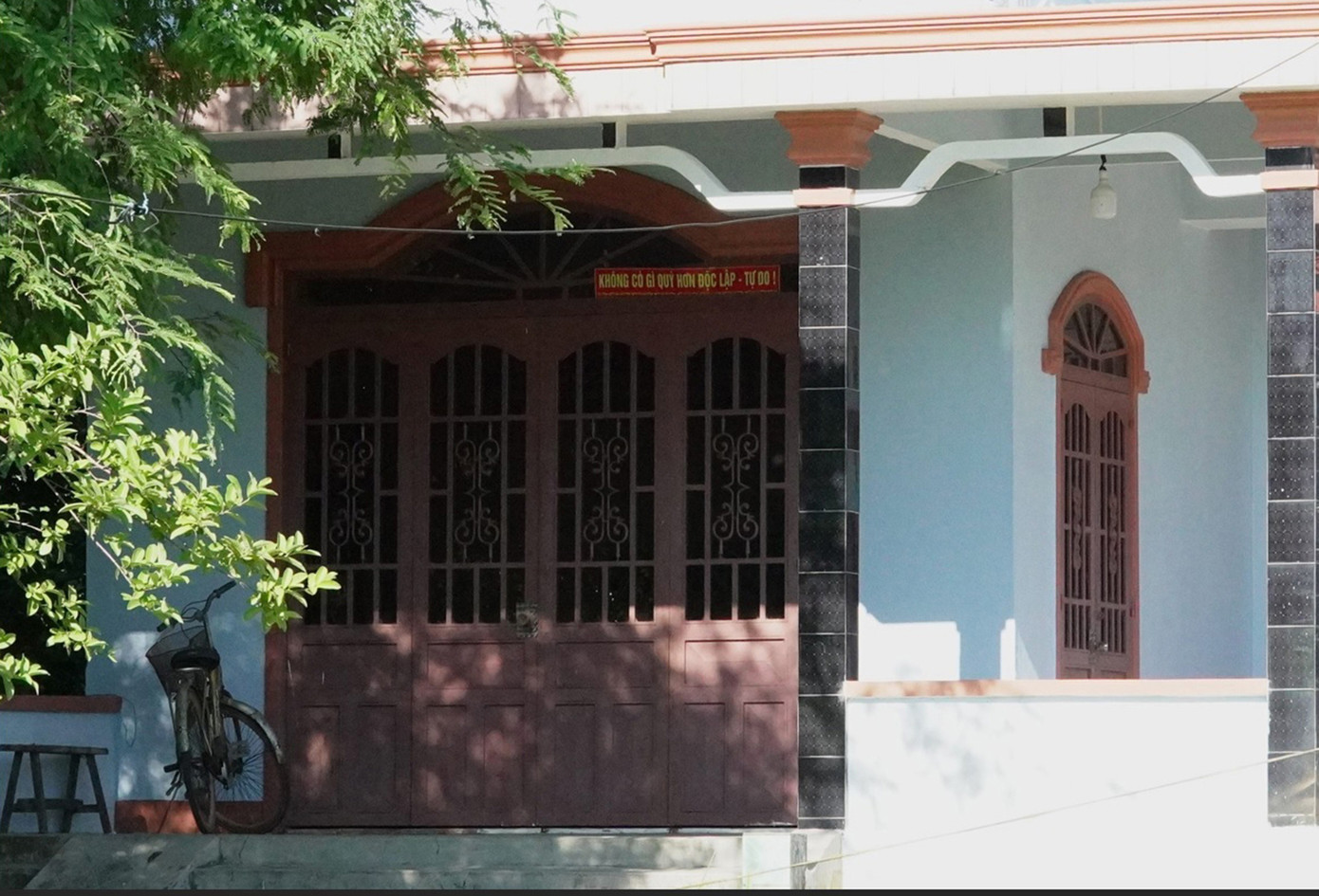 Đi đâu cũng thấy những căn nhà đỏ thắm câu khẩu hiệu "Không có gì quý hơn độc lập - tự do". Ảnh: Thanh Hiền.