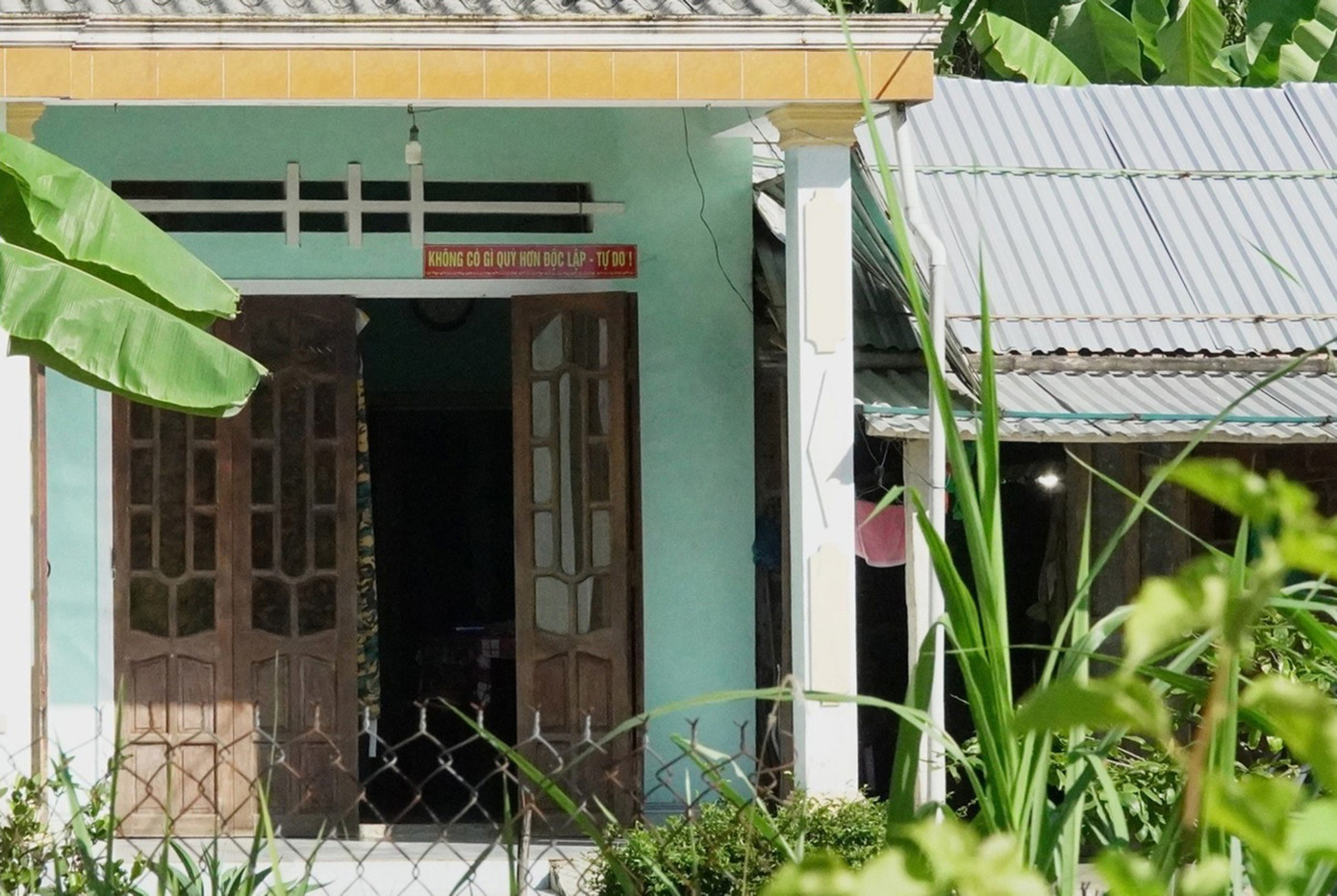 Đi đâu cũng thấy những căn nhà đỏ thắm câu khẩu hiệu "Không có gì quý hơn độc lập - tự do". Ảnh: Thanh Hiền.