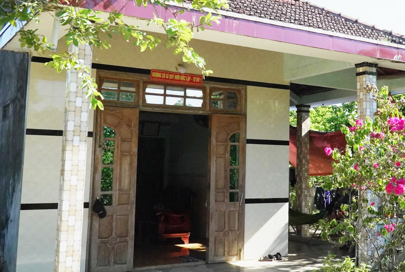 Đi đâu cũng thấy những căn nhà đỏ thắm câu khẩu hiệu "Không có gì quý hơn độc lập - tự do". Ảnh: Thanh Hiền.