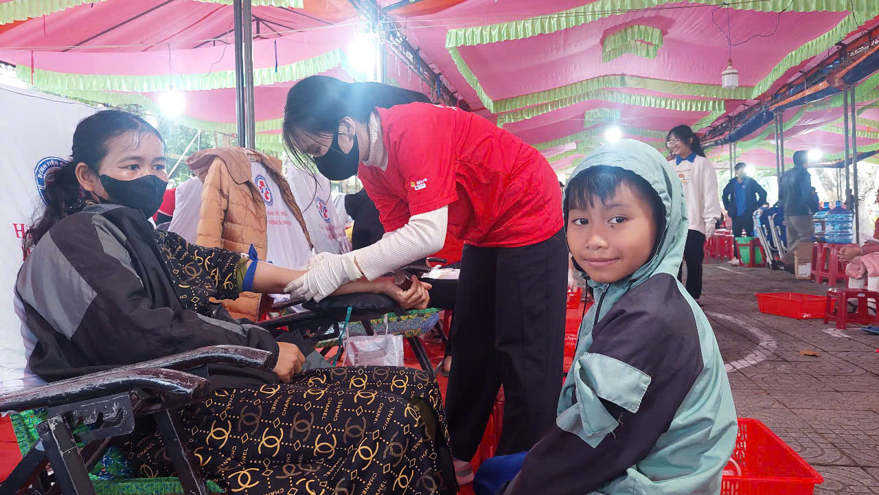 Chị Phạm Thị In người đồng bào dân tộc H’re ở xã Ba Cung cùng con trai nhỏ đến Ngày hội Chủ Nhật Đỏ. Chị Phạm Thị In người đồng bào dân tộc H’re ở xã Ba Cung cùng con trai nhỏ đến Ngày hội Chủ Nhật Đỏ.