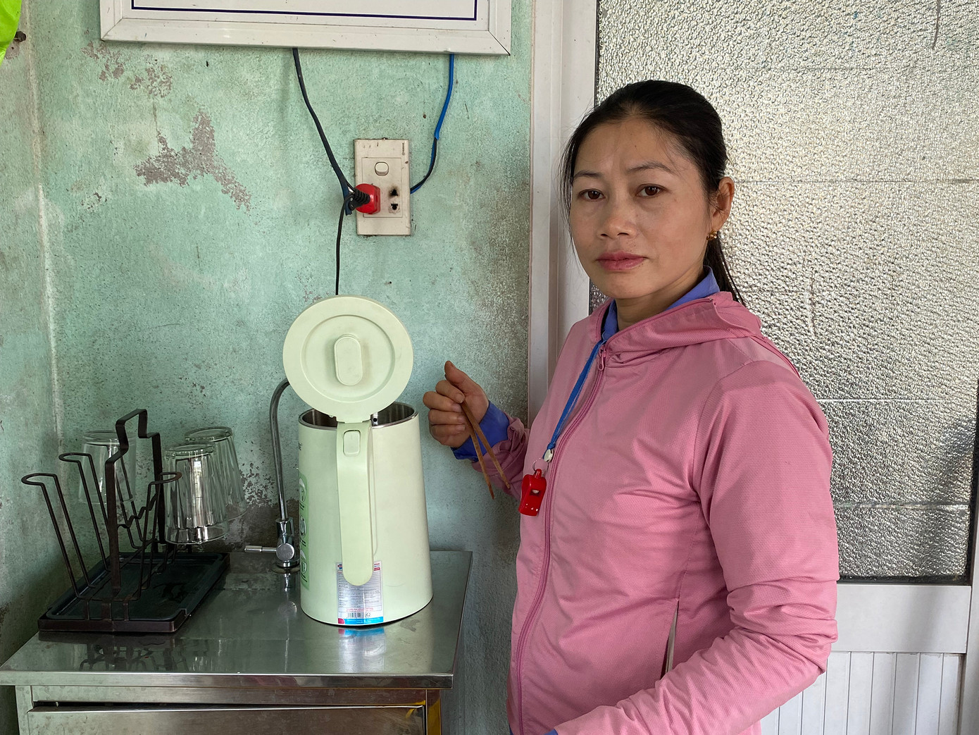 Tết này, bà Hảo sẽ lại đón giao thừa nơi trạm gác quen thuộc. Tết này, bà Hảo sẽ lại đón giao thừa nơi trạm gác quen thuộc.