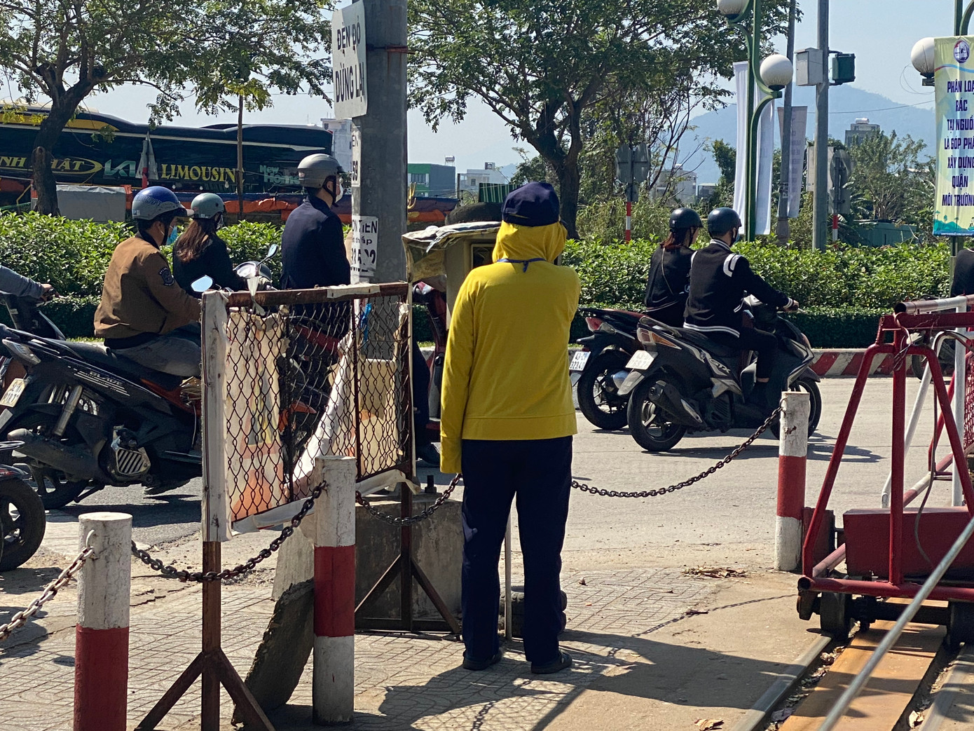 Công việc tuy đơn giản nhưng đầy thử thách, đặc biệt đối với những nữ công nhân gác chắn. Công việc tuy đơn giản nhưng đầy thử thách, đặc biệt đối với những nữ công nhân gác chắn.