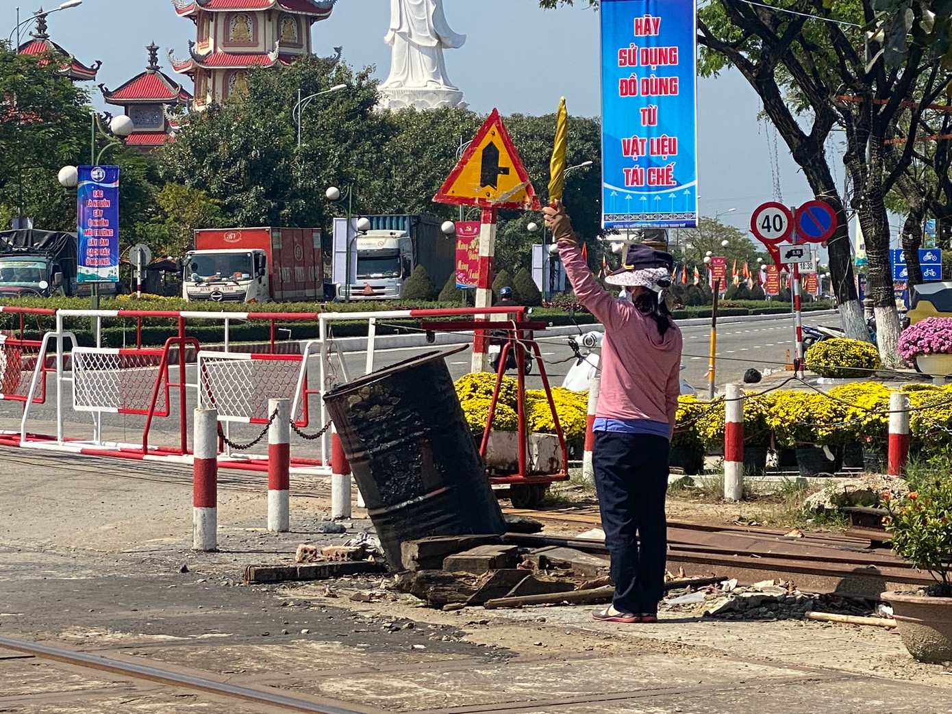 Công việc tuy đơn giản nhưng đầy thử thách, đặc biệt đối với những nữ công nhân gác chắn. Công việc tuy đơn giản nhưng đầy thử thách, đặc biệt đối với những nữ công nhân gác chắn.