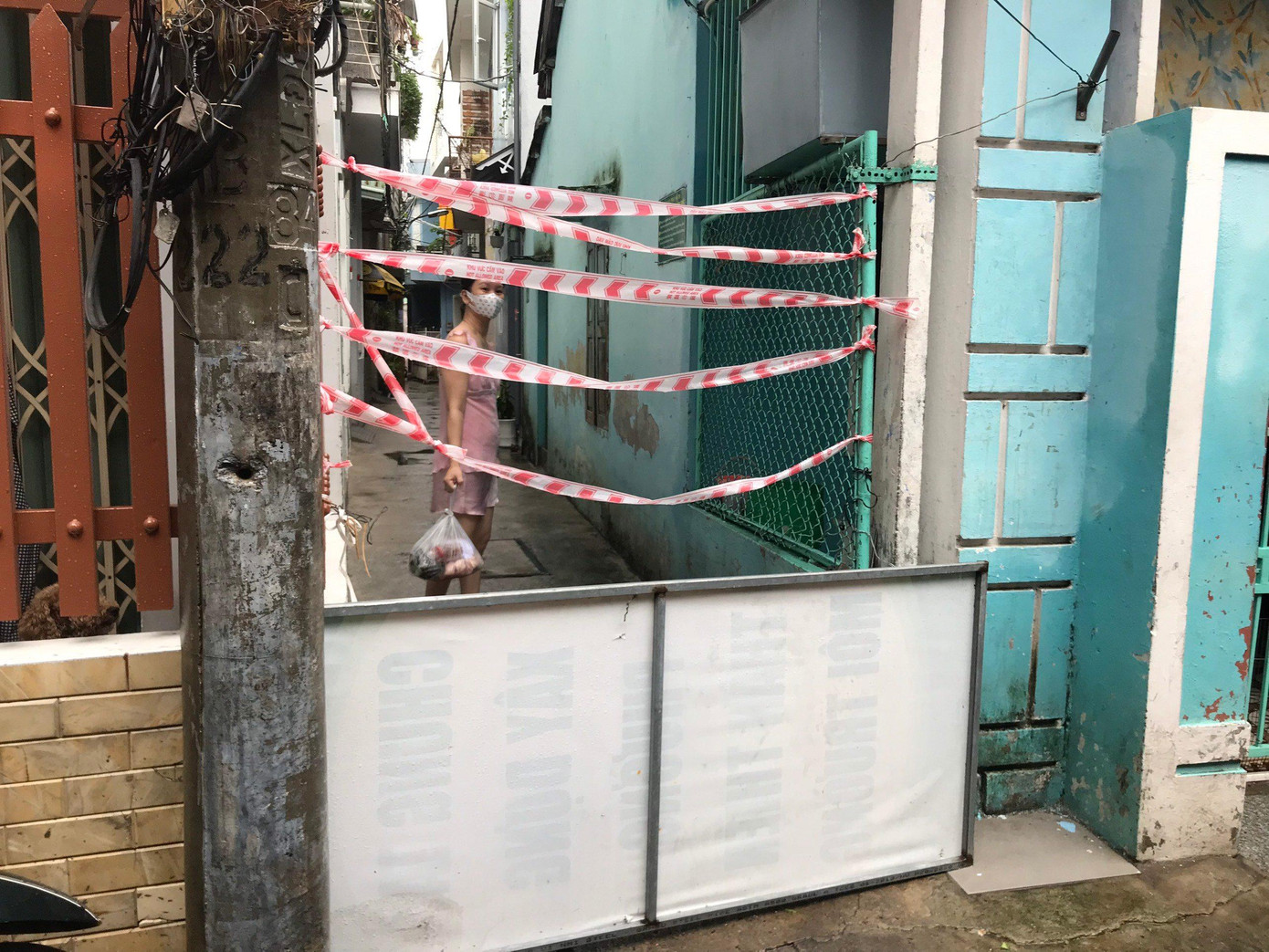 18 hộ với 61 người dân ở tổ dân phố 35 (phường Bình Thuận, quận Hải Châu) phải chờ đợi thêm khoảng 1 tuần nữa mới được "giải phóng". - ảnh Th.L