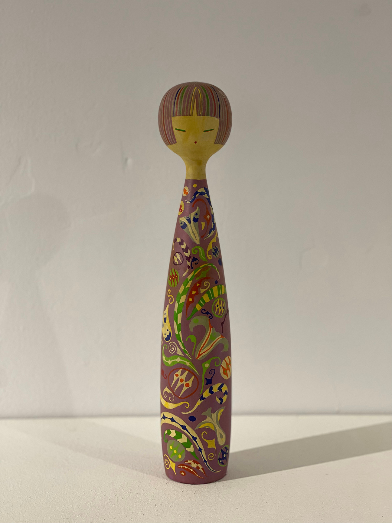 Kokeshi thường được bán làm quà lưu niệm cho trẻ em ở các thị trấn suối nước nóng trong vùng.