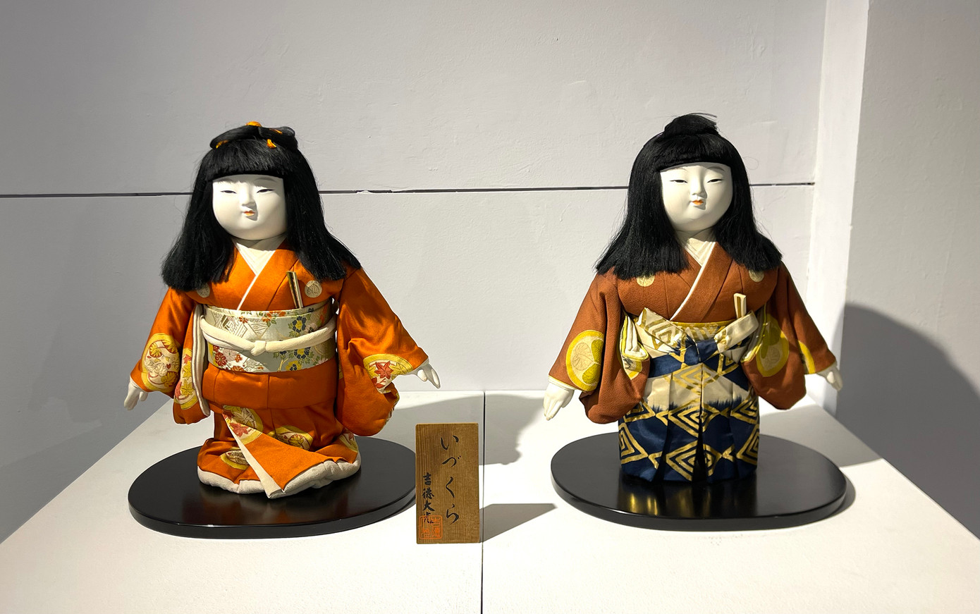 Búp bê được trưng bày thành 2 khu vực: Búp bê hình người và Búp bê gỗ Kokeshi.