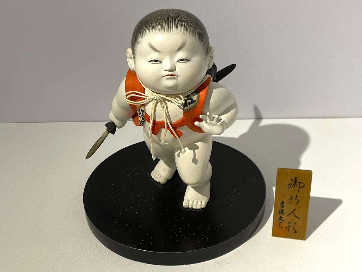 Tác phẩm mang tên Cầm kiếm.