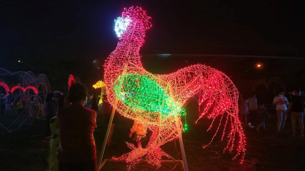 Từ trẻ em đến người lớn đều phấn khích với không gian nơi đây - ảnh Kim Ngân Từ trẻ em đến người lớn đều phấn khích với không gian nơi đây - ảnh Kim Ngân