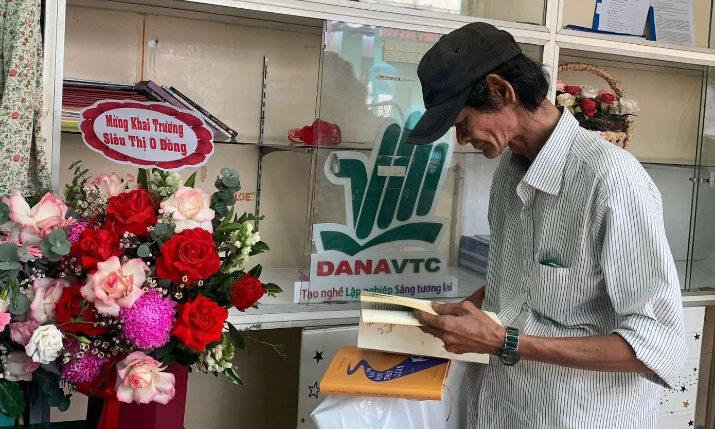 “Siêu thị 0 đồng” có nhiều mặt hàng, chủ yếu là đồ may mặc, giày dép, túi xách, sách báo và thực phẩm khô... Tại đây, mọi người có thể mang về các mặt hàng cần thiết mà không phải trả bất kỳ chi phí nào. Các mặt hàng được đóng góp từ nhiều nhà hảo tâm, trong đó chủ yếu là từ thầy và trò của trường. Điều đặc biệt là tất cả sản phẩm đều đảm bảo chất lượng, đẹp mắt, đáp ứng nhu cầu cơ bản của những người đến nhận.