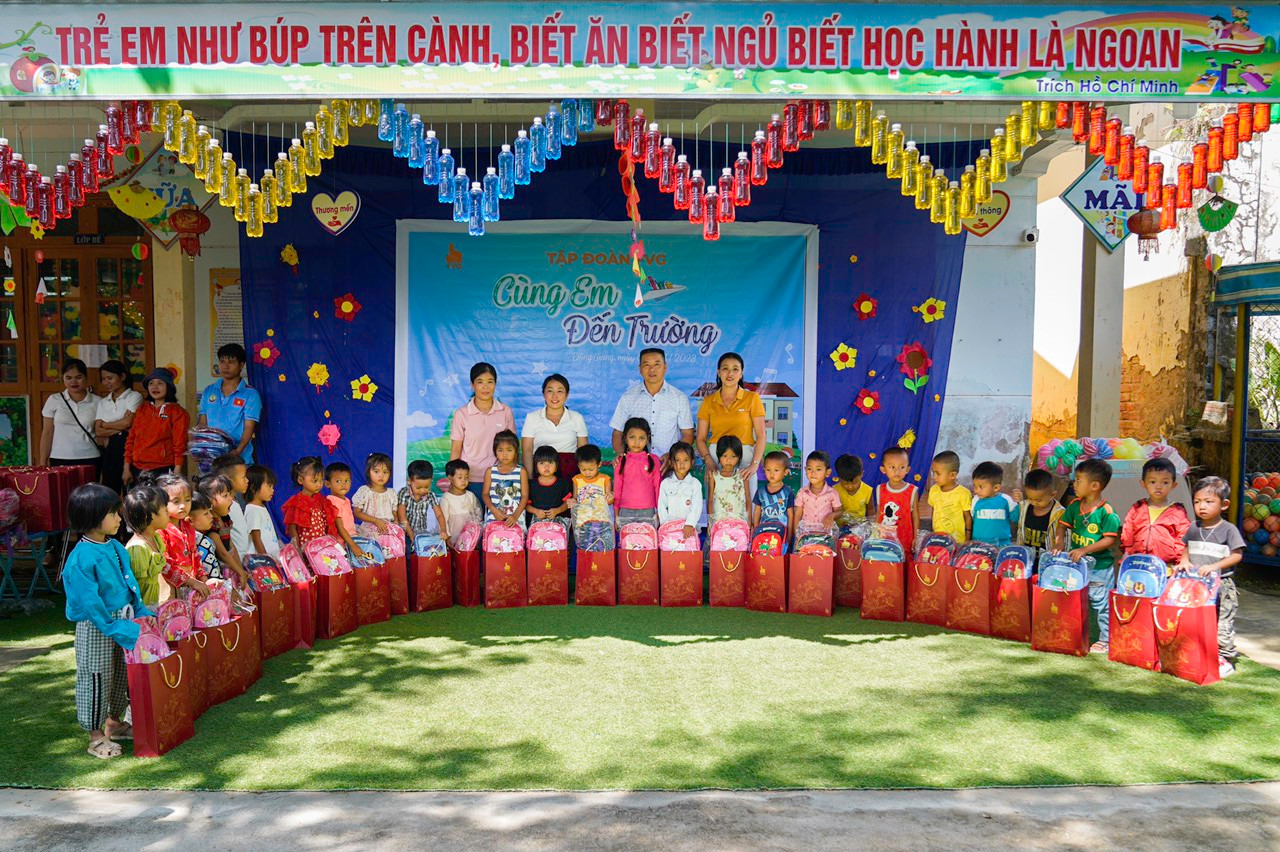 FVG trao quà tại trường Mầm non Hướng Dương (xã Mà Cooih), và trường Tiểu học - THCS Phan Bội Châu (xã Kà Dăng, huyện Đông Giang, Quảng Nam) FVG trao quà tại trường Mầm non Hướng Dương (xã Mà Cooih), và trường Tiểu học - THCS Phan Bội Châu (xã Kà Dăng, huyện Đông Giang, Quảng Nam)