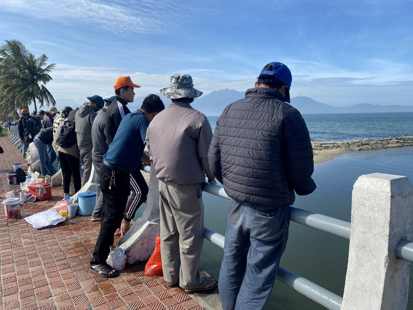 Từ khoảng 14h chiều, nhiều người tập trung đông trên cầu Phú Lộc để bắt đầu một buổi câu đầy thú vị. Ảnh: Phượng Nhung