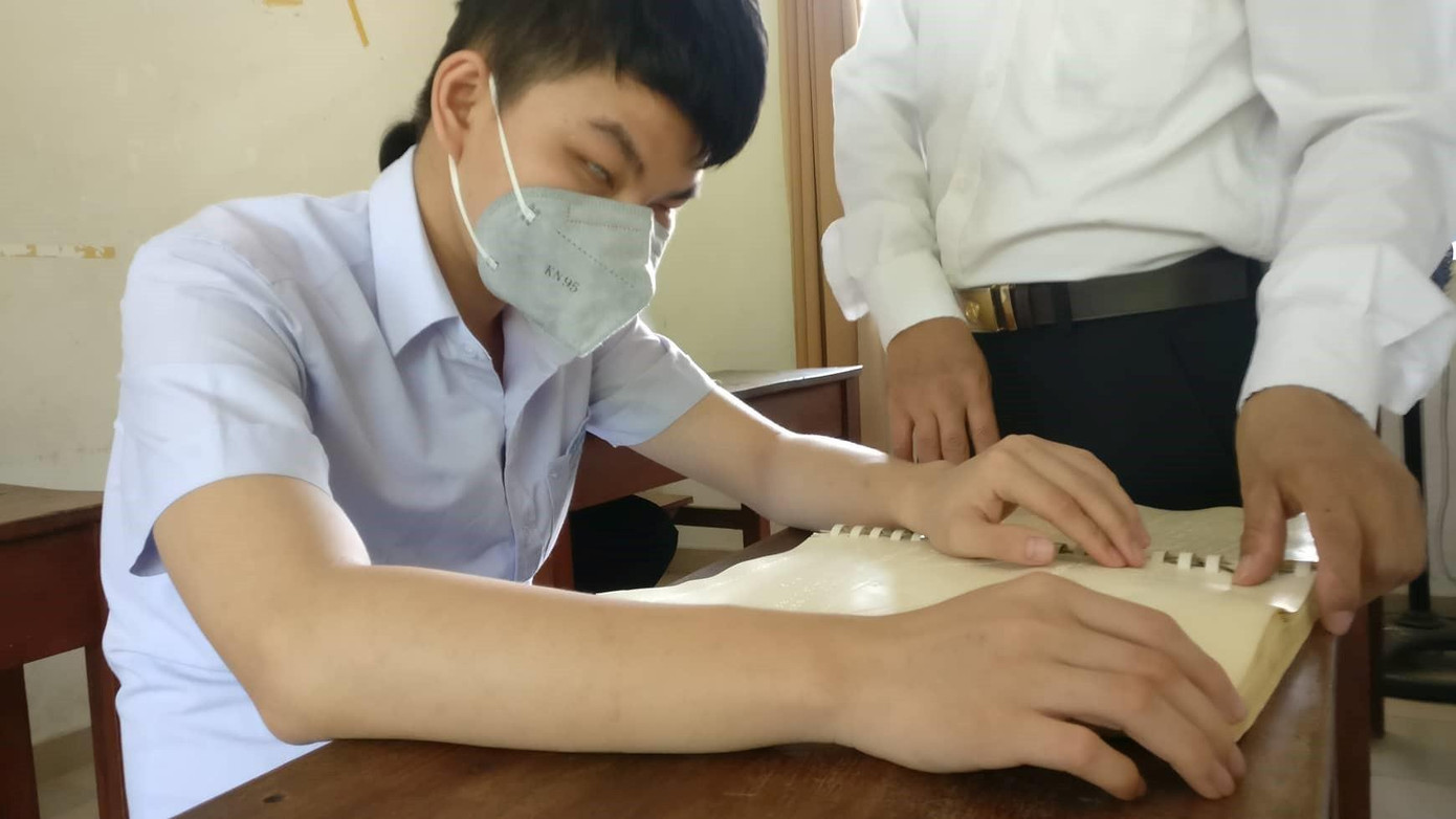 Bạn Võ Thành Nhân, học sinh của thầy Khương, chia sẻ: “Thầy đã dạy em từ năm lớp 6 đến giờ. Ngoài kiến thức môn Lịch sử, thầy còn giúp em vượt qua nhiều khó khăn trong cuộc sống, chia sẻ cho bọn em những cuốn sách hay và dạy bọn em những kĩ năng cần thiết như cách sử dụng gậy đi đường. Phương pháp giảng dạy của thầy rất dễ hiểu. Thầy luôn là tấm gương giúp em phấn đấu vươn lên” - ảnh Kim Ngân Bạn Võ Thành Nhân, học sinh của thầy Khương, chia sẻ: “Thầy đã dạy em từ năm lớp 6 đến giờ. Ngoài kiến thức môn Lịch sử, thầy còn giúp em vượt qua nhiều khó khăn trong cuộc sống, chia sẻ cho bọn em những cuốn sách hay và dạy bọn em những kĩ năng cần thiết như cách sử dụng gậy đi đường. Phương pháp giảng dạy của thầy rất dễ hiểu. Thầy luôn là tấm gương giúp em phấn đấu vươn lên” - ảnh Kim Ngân