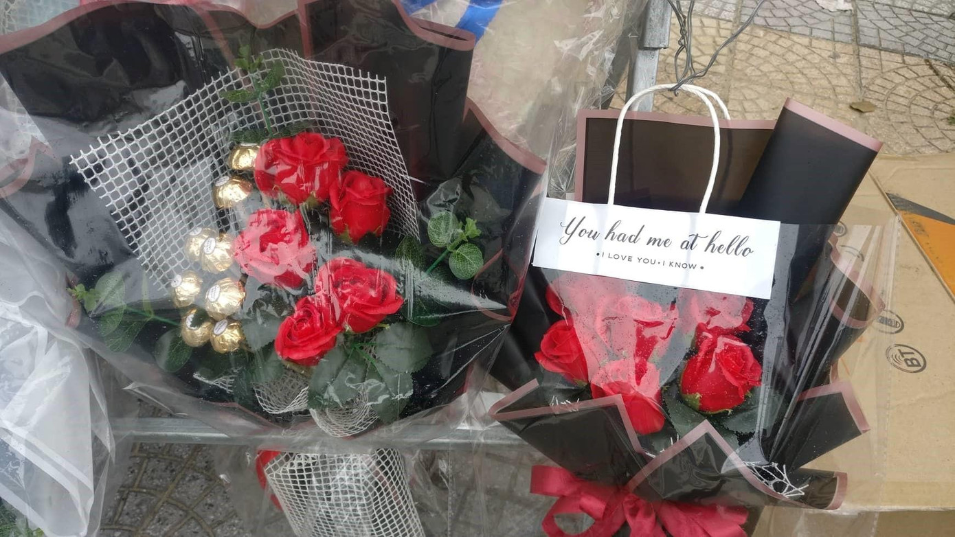 Chị Phụng (trú quận Thanh Khê) chia sẻ: “Giờ bán rẻ thì lỗ mà bán cao thì khách không mua. Cuối ngày 14/2 rồi nhưng lượng khách vào mua hoa chỉ lác đác. Nếu như các ngày lễ khác, khách đã mua và đặt hoa từ vài ngày trước”