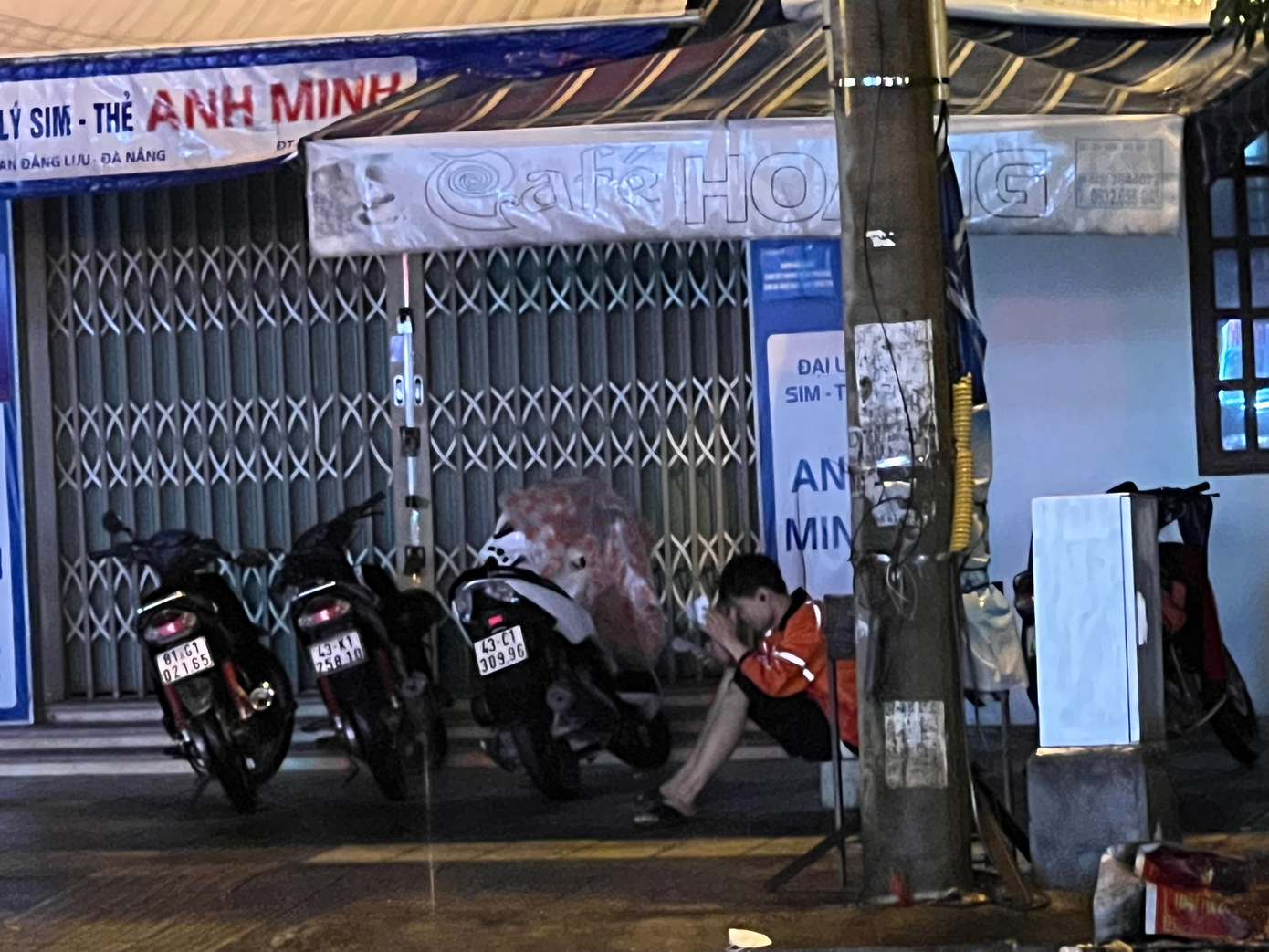 Nhiều người tìm chỗ trú mưa