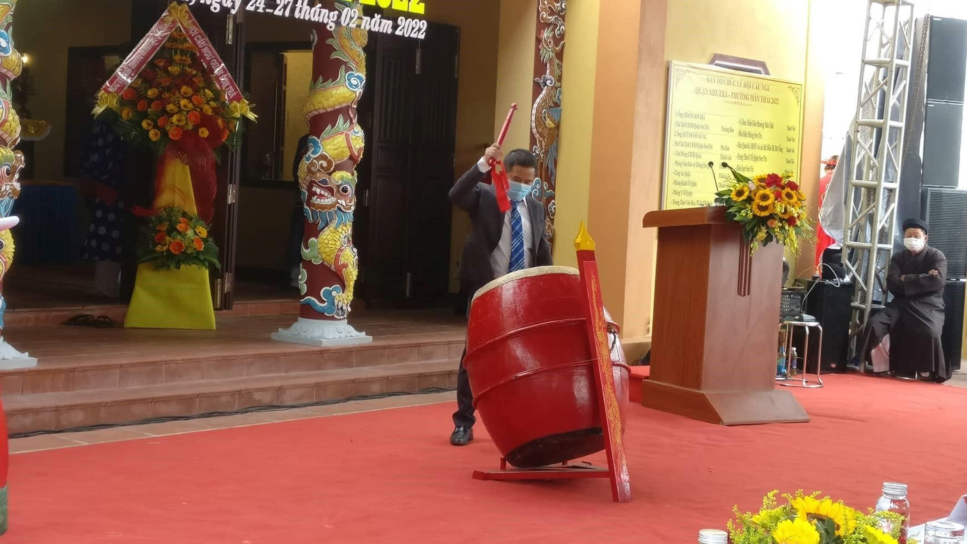 Đánh trống phát động ra quân khai thác hải sản năm 2022 - ảnh Kim Ngân Đánh trống phát động ra quân khai thác hải sản năm 2022 - ảnh Kim Ngân