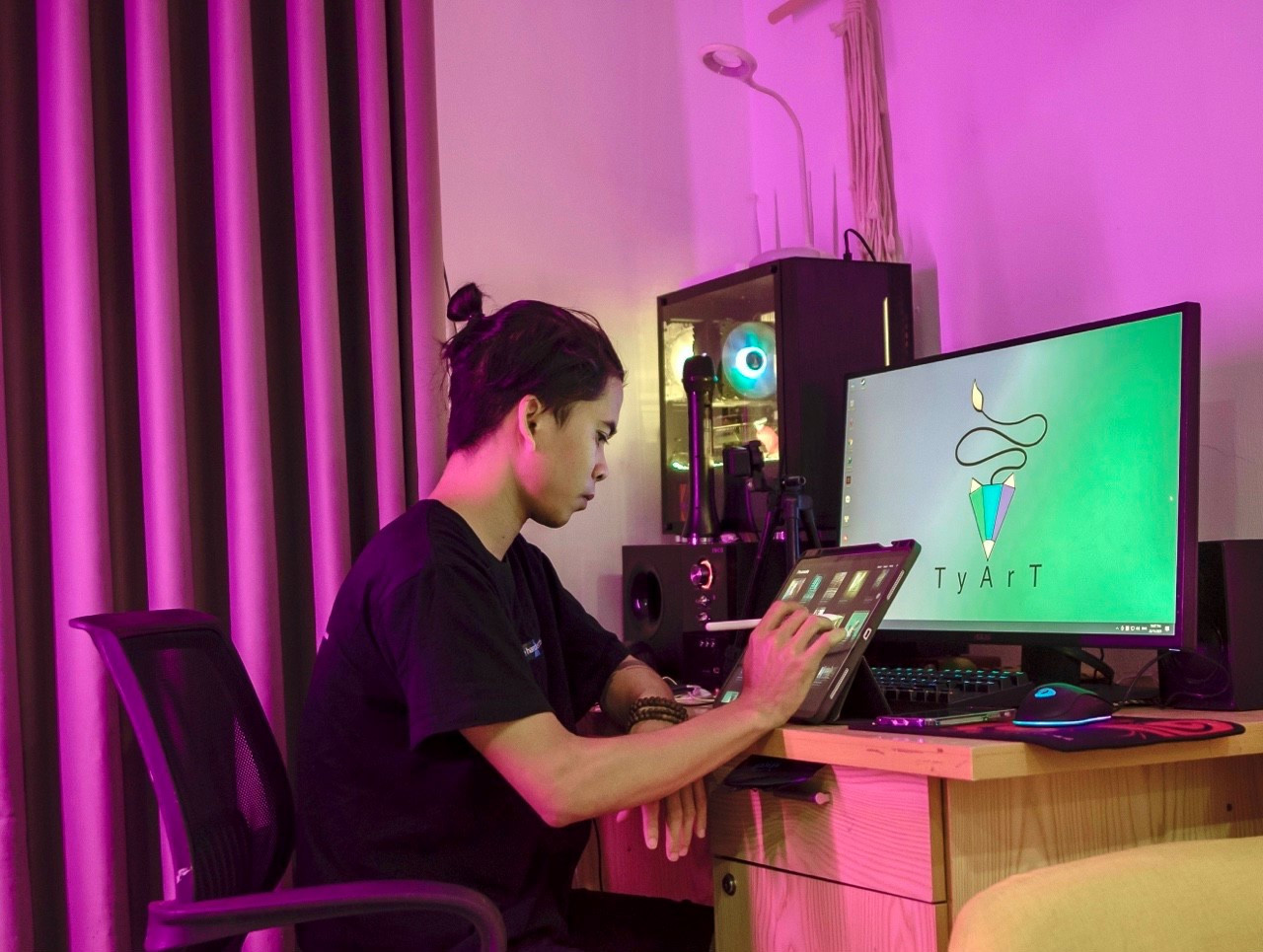 Chàng trai mở một phòng thu dành cho những người yêu thích âm nhạc. Ảnh: NVCC.