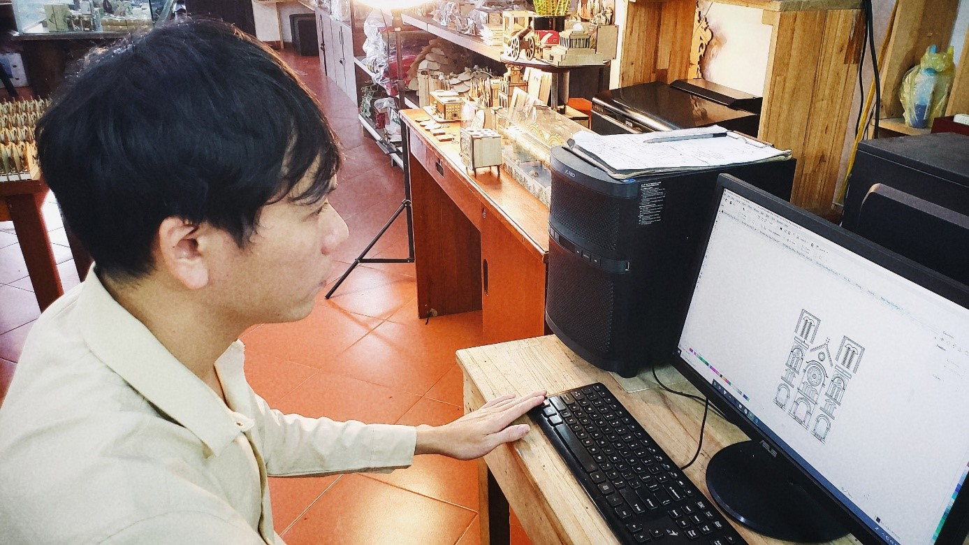 Với mỗi mẫu mô hình phải mất ít nhất từ 3 ngày hoặc có khi lên đến 15 ngày để hoàn thành bản vẽ mẫu. - Ảnh: Hằng Hà