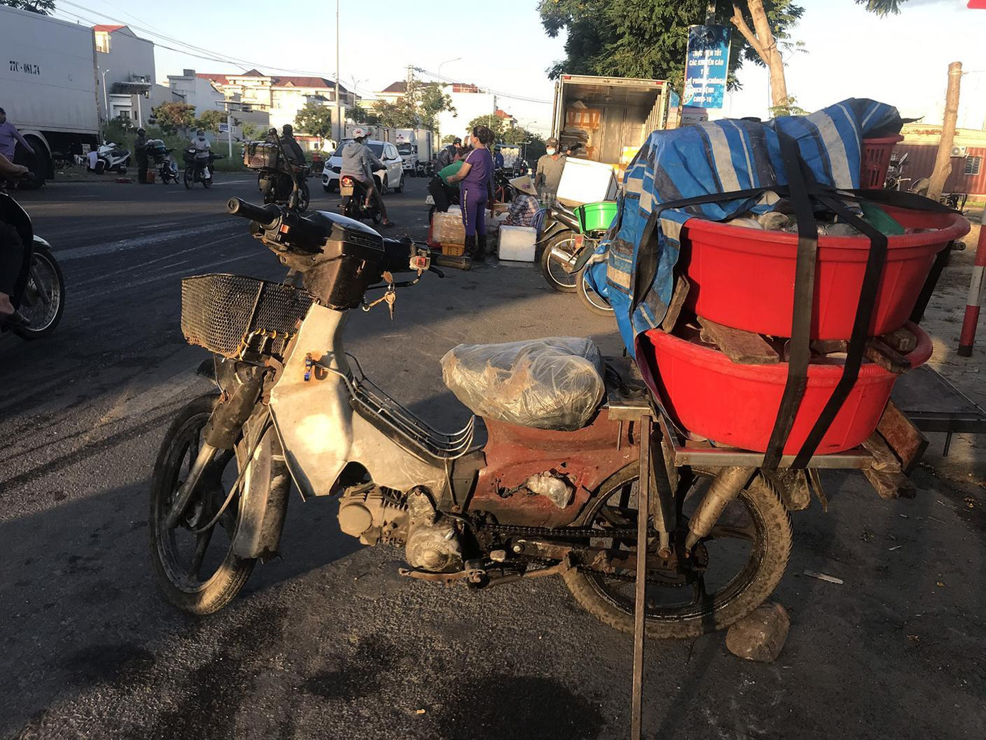 Rạng sáng, khi đến địa điểm bán, nhiều thương lái ngỡ ngàng khi khu vực đã bị phong tỏa trước đó. Rạng sáng, khi đến địa điểm bán, nhiều thương lái ngỡ ngàng khi khu vực đã bị phong tỏa trước đó.