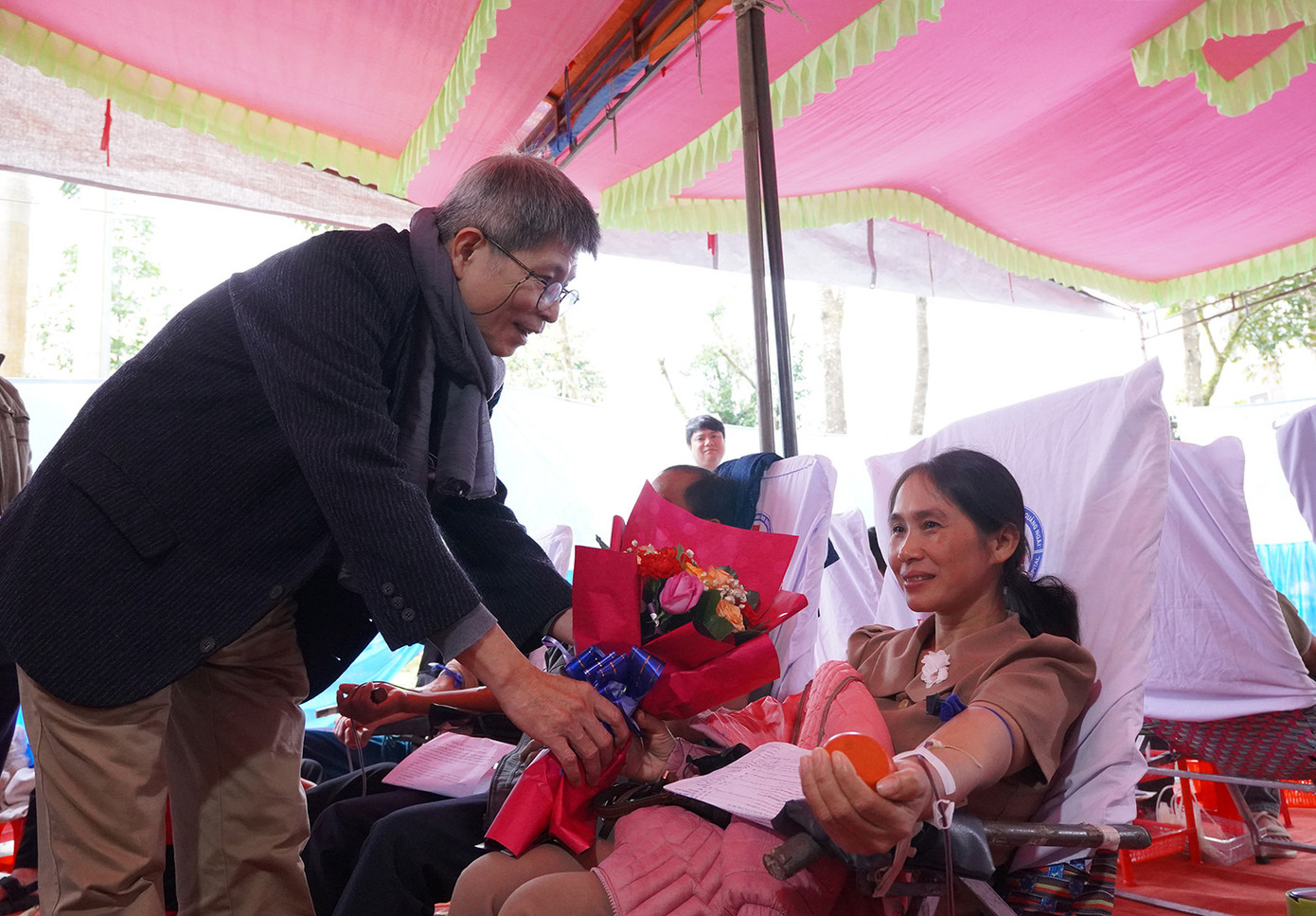 Nhà báo Trần Tuấn tặng hoa cho chị Phạm Thị Khô, 38 tuổi ở xã Ba Dinh, người đã 5 lần tình nguyện hiến máu. Nhà báo Trần Tuấn tặng hoa cho chị Phạm Thị Khô, 38 tuổi ở xã Ba Dinh, người đã 5 lần tình nguyện hiến máu.