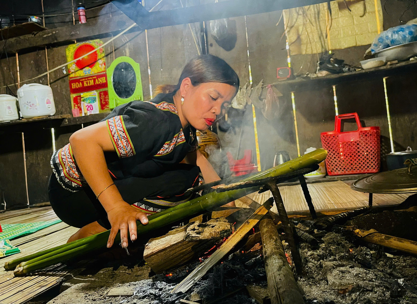 Cơm lam là một món không thể thiếu trong các dịp lễ cúng quan trọng của bà con đồng bào Xơ Đăng.