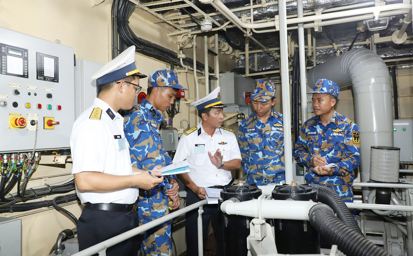Ban giám khảo chấm thi công tác bảo đảm kỹ thuật trên tàu 275, Lữ đoàn 172 (Ảnh: Đức Tuấn) Ban giám khảo chấm thi công tác bảo đảm kỹ thuật trên tàu 275, Lữ đoàn 172 (Ảnh: Đức Tuấn)