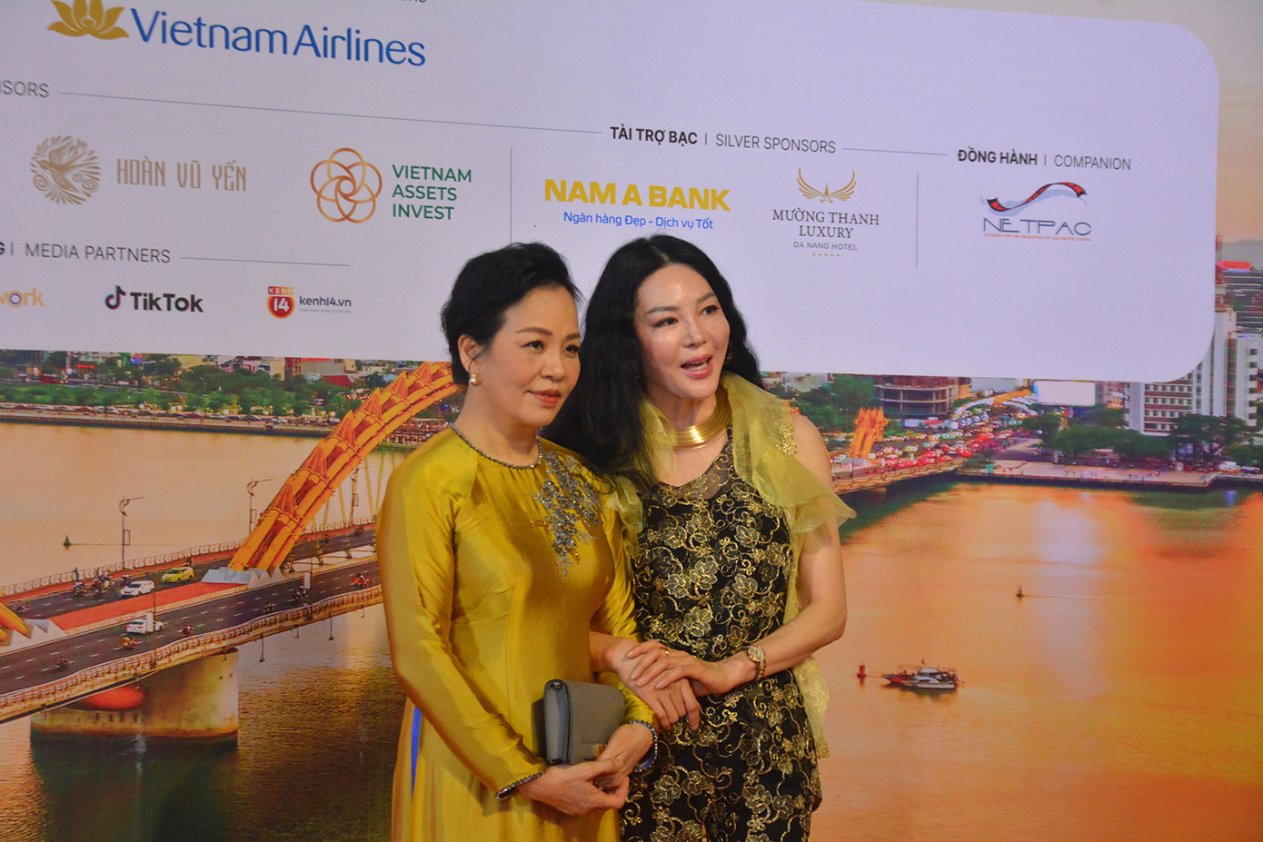 Giám đốc Liên hoan phim châu Á Đà Nẵng Ngô Phương Lan (bìa trái) và bà Lynda Park - giảng viên khóa học Ươm mầm tài năng tại LHP.