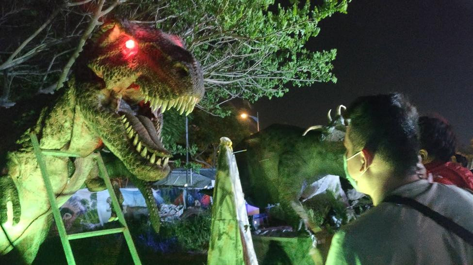 Bồng con trai nhỏ lại gần trải nghiệm mô hình khủng long, anh Trần Thắng (trú quận Thanh Khê) cho biết lúc đầu vào đây anh khá ngỡ ngàng, anh và còn cậu con trai phải một lúc lâu mới dám chạm nhẹ vào khủng long, vì trông nó giống y như thật, đặc biệt là cảm giác ấn tượng về lớp da - ảnh Kim Ngân Bồng con trai nhỏ lại gần trải nghiệm mô hình khủng long, anh Trần Thắng (trú quận Thanh Khê) cho biết lúc đầu vào đây anh khá ngỡ ngàng, anh và còn cậu con trai phải một lúc lâu mới dám chạm nhẹ vào khủng long, vì trông nó giống y như thật, đặc biệt là cảm giác ấn tượng về lớp da - ảnh Kim Ngân