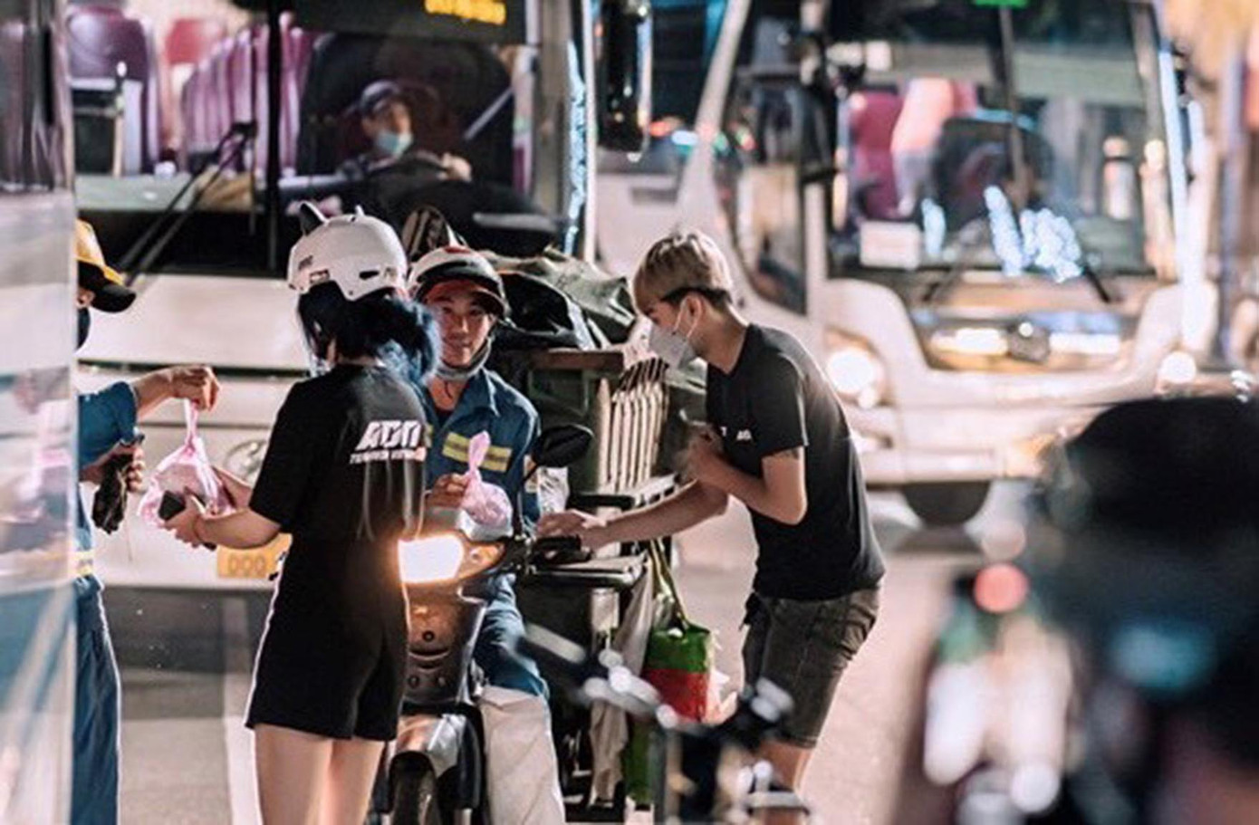 “Mình rất vui khi góp một phần công sức của mình để có thể chia sẻ, khích lệ tinh thần của các cô chú có hoàn cảnh kém may mắn, đồng thời phần nào lan tỏa sự tích cực, lòng tốt đến với cộng đồng, đặc biệt là giới trẻ như tụi mình”, bạn Hoài Nam, một thành viên nhóm ADN chia sẻ.