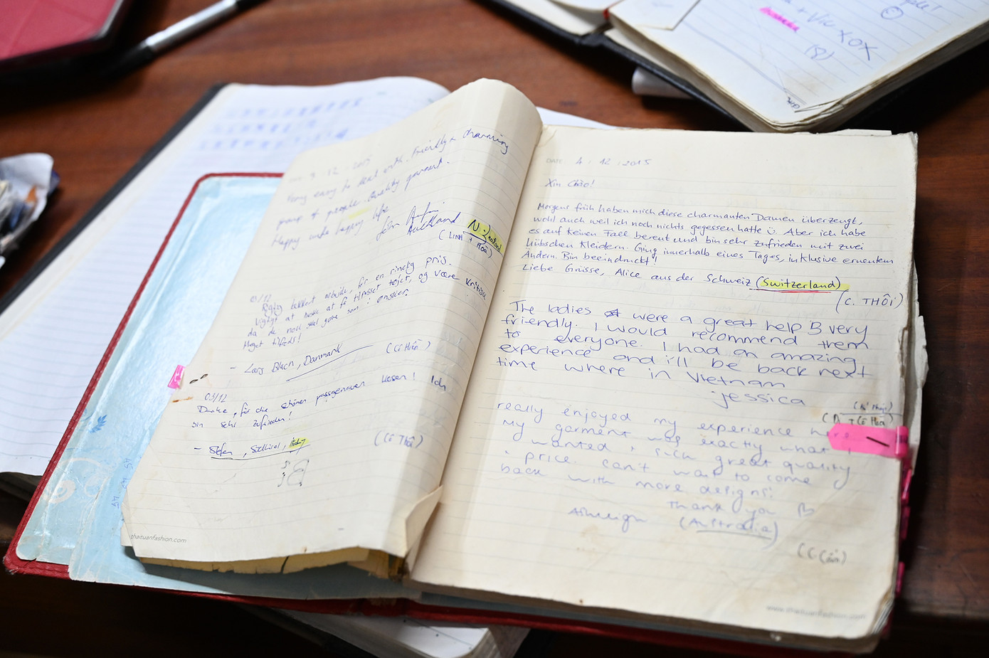 Những dòng cảm nhận của khách lưu lại sau khi trải nghiệm dịch vụ “may nóng”. (Ảnh: Huỳnh Như)