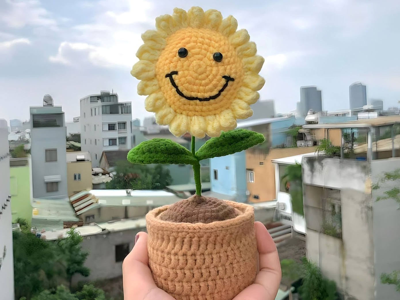 Cô gái trẻ với trái tim ấm áp luôn tìm cách giúp đỡ người có hoàn cảnh khó khăn từ chính những cuộn len nhỏ bé. Linh đang tập trung làm ra thật nhiều khăn choàng, hoa, mũ, bao tay,... gửi tặng các em nhỏ, các cô chú gặp hoàn cảnh khó khăn ở Đà Nẵng. Ngoài ra còn kêu gọi bạn bè trong cộng đồng yêu len quyên góp, ủng hộ kim móc, len sợi, dụng cụ đan len,... để những bạn có cùng đam mê nhưng thiếu điều kiện có thể thực hiện sở thích của mình. Cô gái trẻ với trái tim ấm áp luôn tìm cách giúp đỡ người có hoàn cảnh khó khăn từ chính những cuộn len nhỏ bé. Linh đang tập trung làm ra thật nhiều khăn choàng, hoa, mũ, bao tay,... gửi tặng các em nhỏ, các cô chú gặp hoàn cảnh khó khăn ở Đà Nẵng. Ngoài ra còn kêu gọi bạn bè trong cộng đồng yêu len quyên góp, ủng hộ kim móc, len sợi, dụng cụ đan len,... để những bạn có cùng đam mê nhưng thiếu điều kiện có thể thực hiện sở thích của mình.