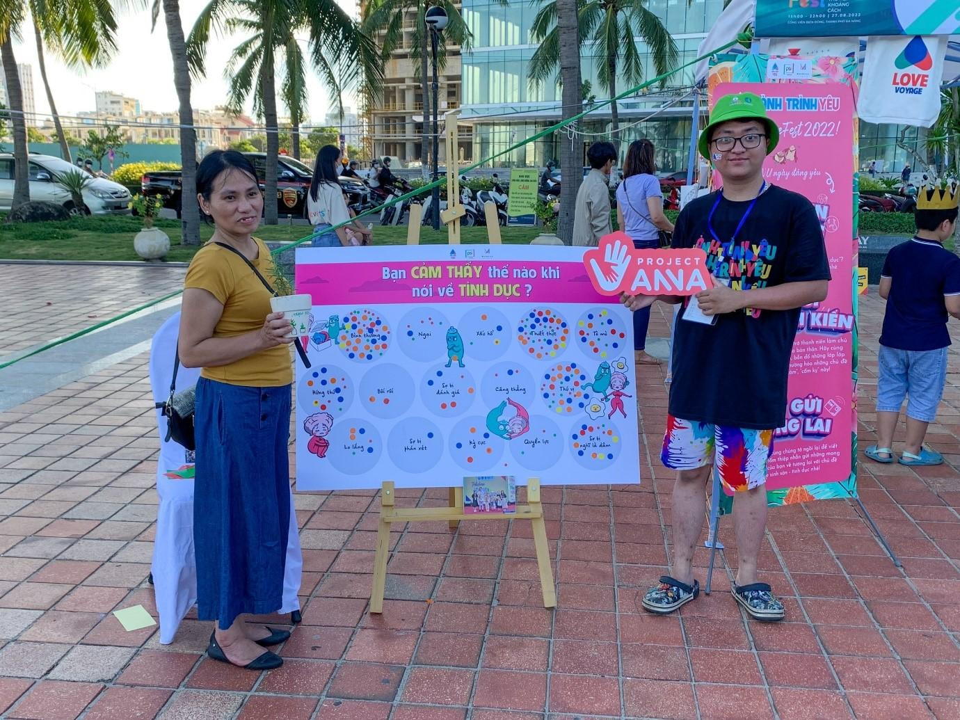 Bạn Nguyễn Duy Phước (23 tuổi, tình nguyện viên của Mạng lưới Hành Trình Yêu), chia sẻ: “Hành trình yêu” của chúng mình bắt đầu từ năm 2019. Chúng mình hoạt động với tinh thần mong muốn tạo ra một không gian cởi mở cho các bạn thanh niên có thể nói chuyện về vấn đề giáo dục sinh sản hay tình dục an toàn. Chúng mình ở đây để giúp các bạn trả lời những câu hỏi hay thắc mắc về những vấn đề nhạy cảm ấy” - Ảnh: Tài Anh Hà