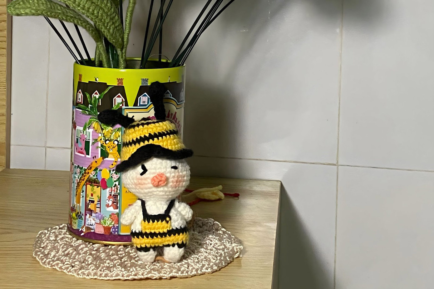 Các bạn trẻ ưa chuộng những mẫu len dễ thương, dùng để trang trí trong nhà. Để lan tỏa niềm yêu thích đan len, cũng như thay đổi định kiến của nhiều người về đồ handmade, Trúc Linh đã quay những video về quá trình làm ra một sản phẩm thủ công bằng len lên TikTok và nhận được rất nhiều phản hồi từ mọi người. Tài khoản TikTok của cô bạn hiện có hơn 6.000 lượt theo dõi. Các bạn trẻ ưa chuộng những mẫu len dễ thương, dùng để trang trí trong nhà. Để lan tỏa niềm yêu thích đan len, cũng như thay đổi định kiến của nhiều người về đồ handmade, Trúc Linh đã quay những video về quá trình làm ra một sản phẩm thủ công bằng len lên TikTok và nhận được rất nhiều phản hồi từ mọi người. Tài khoản TikTok của cô bạn hiện có hơn 6.000 lượt theo dõi.