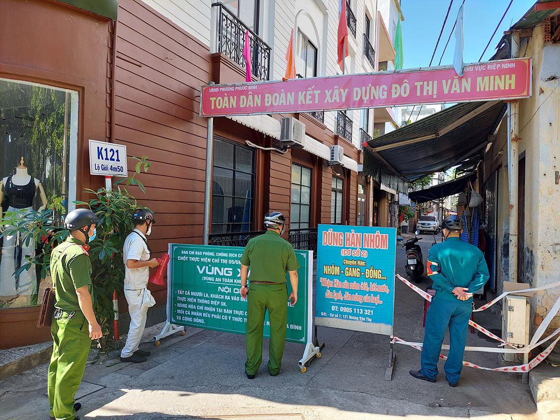 Tại một hẻm phố bị phong tỏa trên đường Hoàng Văn Thụ, đội công tác phường Phước Ninh (quận Hải Châu) đang đọc loa thông báo những số điện thoại để bà con liên hệ nhận sự trợ giúp lúc khó khăn.