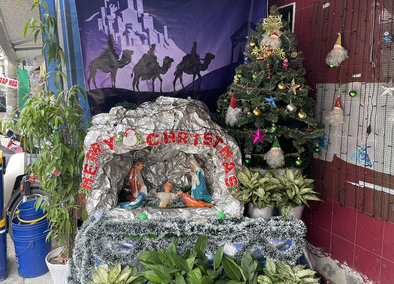 Tiểu cảnh hang đá Noel trước nhà anh Hồ Ngọc Hưng - ảnh Hà Trinh
