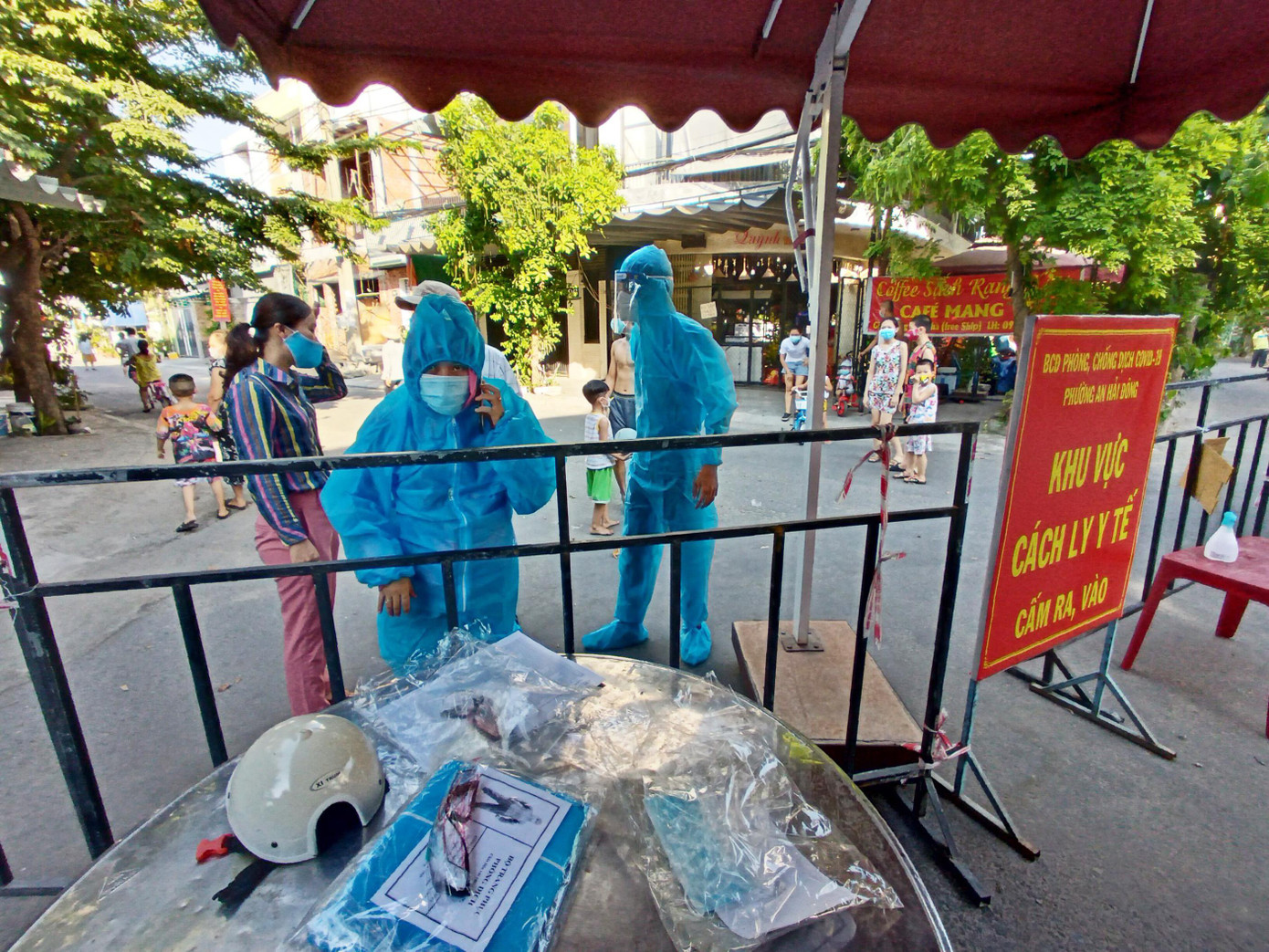 Để tổ chức tặng quà trong khu cách ly y tế, các nhân viên phải mang đồ bảo hộ dưới cái nóng mùa hè để đảm bảo an toàn cho chính bản thân mình và những người xung quanh. - Ảnh: Trung Trương