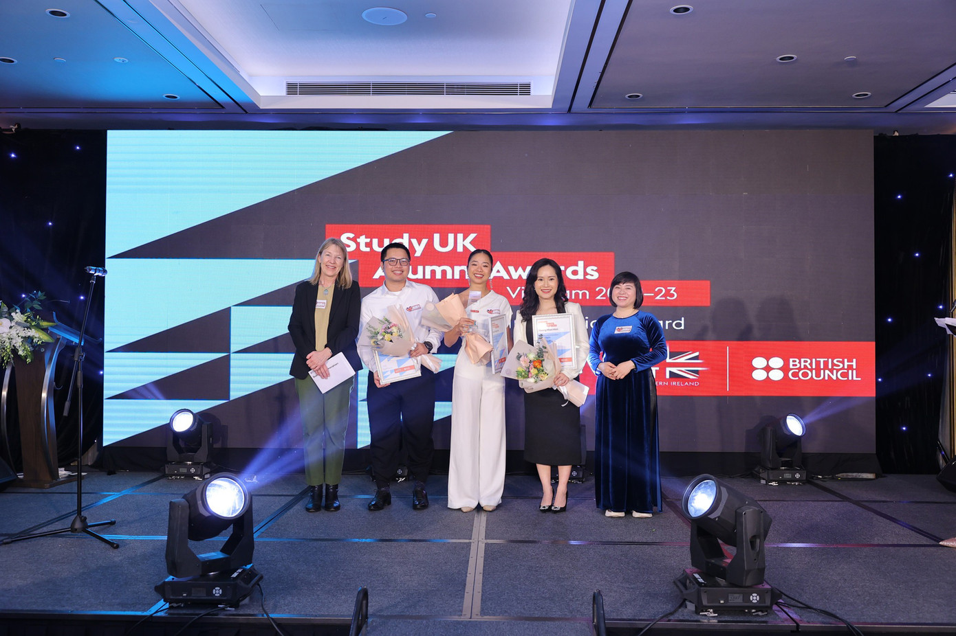 Trịnh Khánh Hạ (ở giữa) nhận giải Quán quân tại Lễ trao giải Study UK Alumni Awards 2022-23 hồi tháng 3/2023