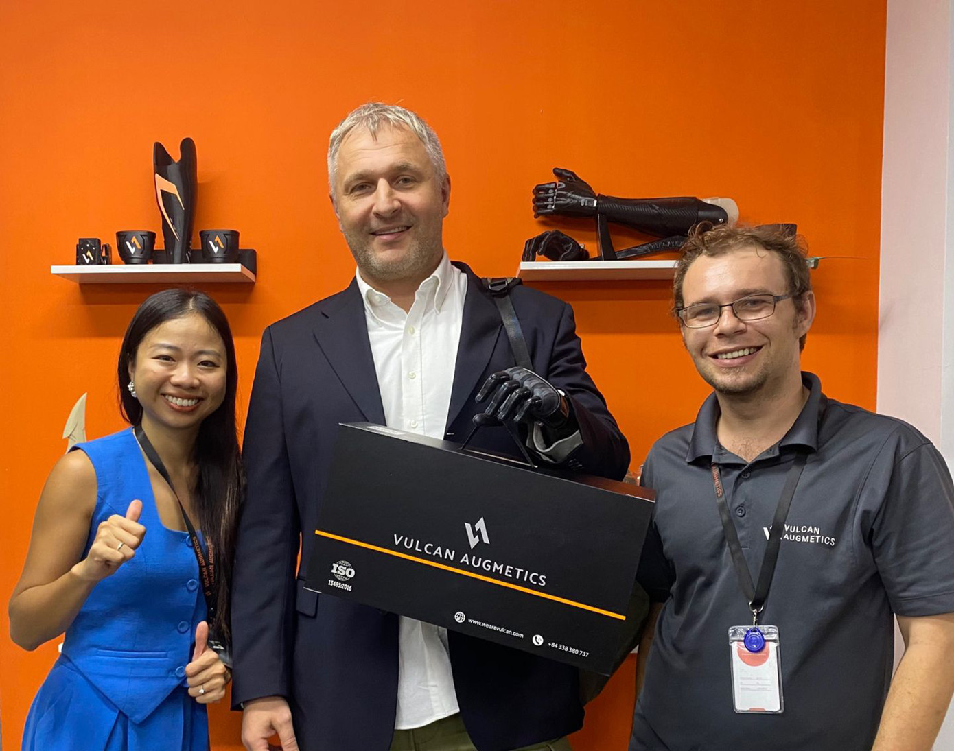 Hai nhà đồng sáng lập của Cánh tay robot Vulcan gặp gỡ với khách hàng