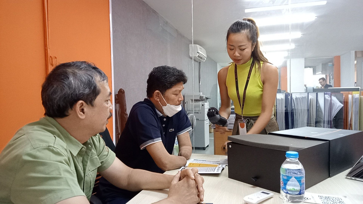 Khánh Hạ giới thiệu cánh tay robot cho 2 cựu chiến binh trở về từ cuộc chiến tại Campuchia những năm 1980