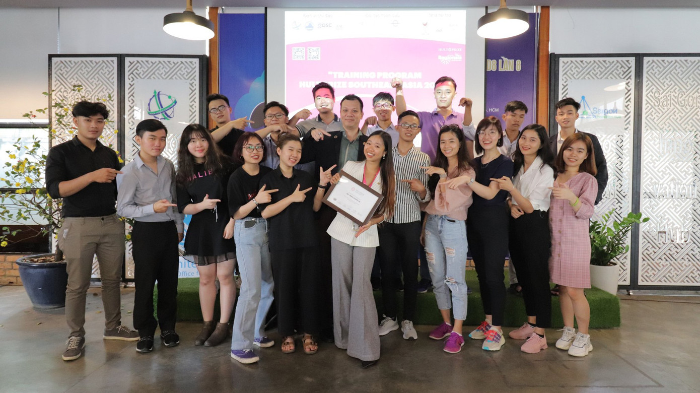 Khánh Hạ là Pitch Coach cho các đội startup sinh viên thuộc Giải thưởng quốc tế Hult Prize