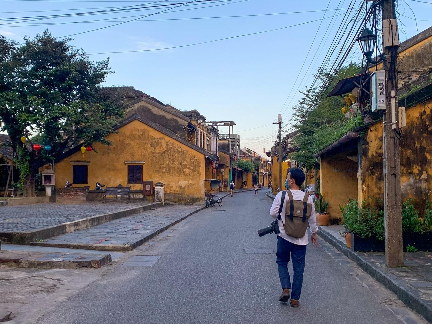 Người trẻ tìm về sự tĩnh lặng ở phố cổ Hội An. “Tôi vừa tốt nghiệp hè năm nay, do có ý định sống và làm việc ở Đà Nẵng sau khi học xong nên tôi quyết định ở lại. Nhưng buồn thay là dịch lại bùng phát ngay sau khi tốt nghiệp nên đến giờ tôi vẫn đang làm các công việc tự do, chưa có công việc ổn định. Thường ngày nỗi lo cơm áo gạo tiền khiến cuộc sống vội vã hơn, nên cuối tuần tôi hay ghé Hội An để nhịp sống của mình được chậm lại một chút”, anh Trần Văn Hoàng, quê ở thành phố Thanh Hóa, cho hay - ảnh Tài Anh Hà