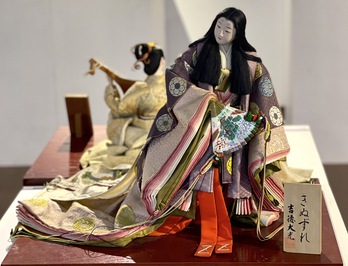 Với người Nhật, búp bê không chỉ đơn thuần là vật trang trí mà còn là người bạn tâm tình, giúp bộc lộ cảm xúc của chủ nhân.