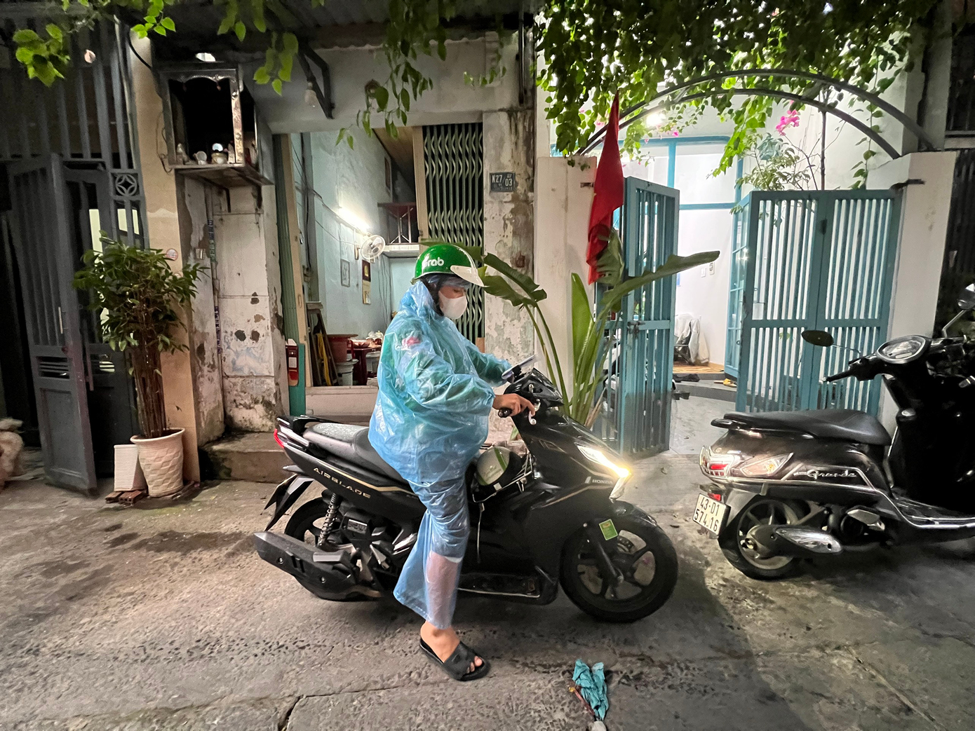 Shipper vẫn miệt mài đi giao đồ ăn vì trời mưa càng ít người muốn ra đường. Ảnh: Giang-Trang