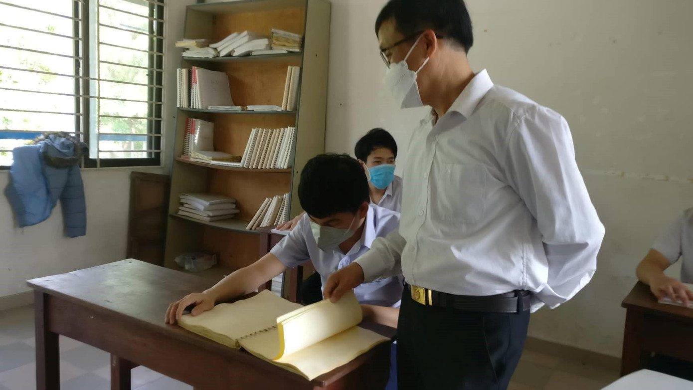 Năm 2001, thầy xin về dạy môn Lịch sử (cấp 2-3) tại Trường Phổ thông chuyên biệt Nguyễn Đình Chiểu (TP Đà Nẵng) vào năm 2001. Và thầy học thêm Đại học giáo dục đặc biệt - ảnh Kim Ngân Năm 2001, thầy xin về dạy môn Lịch sử (cấp 2-3) tại Trường Phổ thông chuyên biệt Nguyễn Đình Chiểu (TP Đà Nẵng) vào năm 2001. Và thầy học thêm Đại học giáo dục đặc biệt - ảnh Kim Ngân