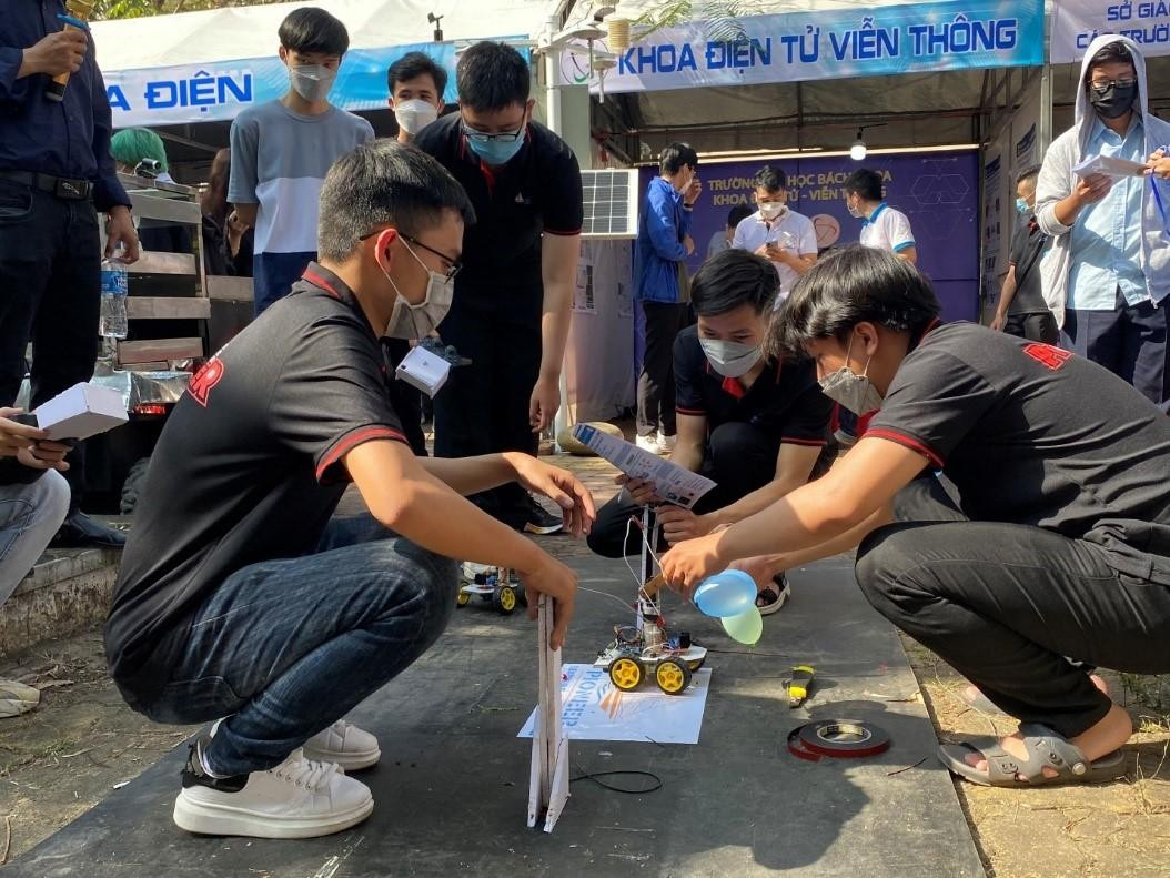 Sản phẩm của Khoa Điện tử viễn thông Đại học BKĐN - Ảnh: Diệu Hiền