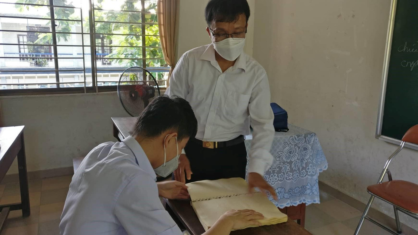 Thầy Khương trở thành tấm gương sáng đầy nghị lực với các em học sinh bị thiệt thòi không nhìn thấy ánh sáng - ảnh Kim Ngân Thầy Khương trở thành tấm gương sáng đầy nghị lực với các em học sinh bị thiệt thòi không nhìn thấy ánh sáng - ảnh Kim Ngân