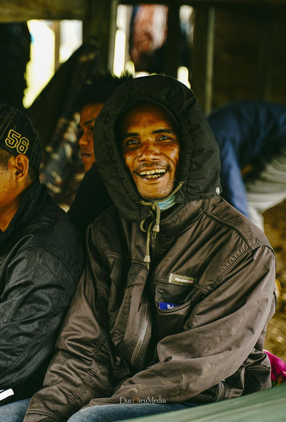 Mỗi chuyến đi, anh được tiếp xúc với những con người mới – những người dân bản địa thân thiện và mến khách.